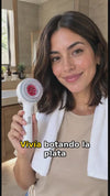 Mujer usando masajeador capilar eléctrico con terapia de luz roja y difusor de aceites